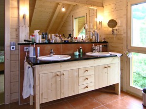 Nostalgischer Waschtisch für ein Holzhaus mit Doppelwaschbecken