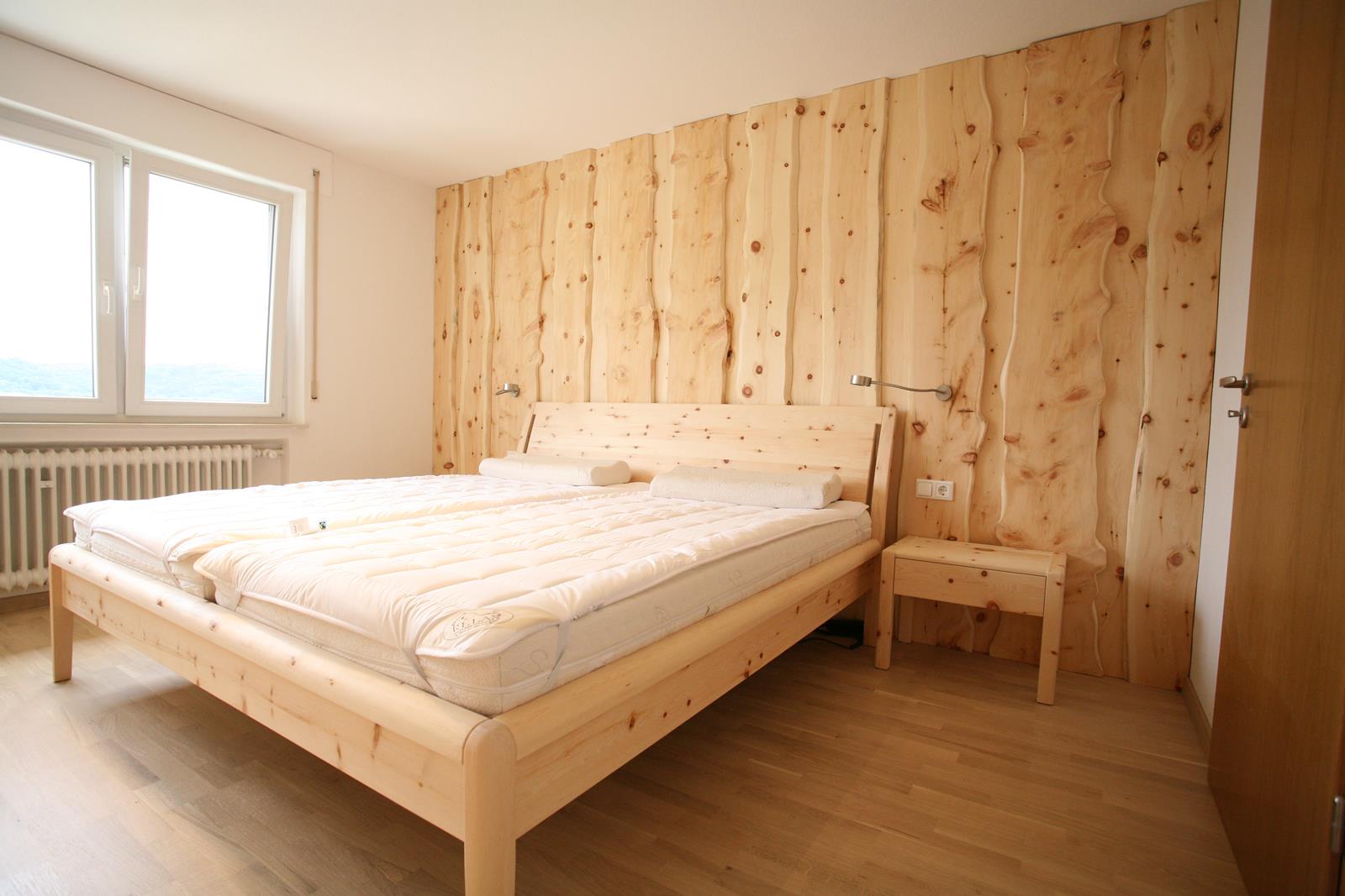 Schlafzimmer aus Zirbe mit Wandverkleidung